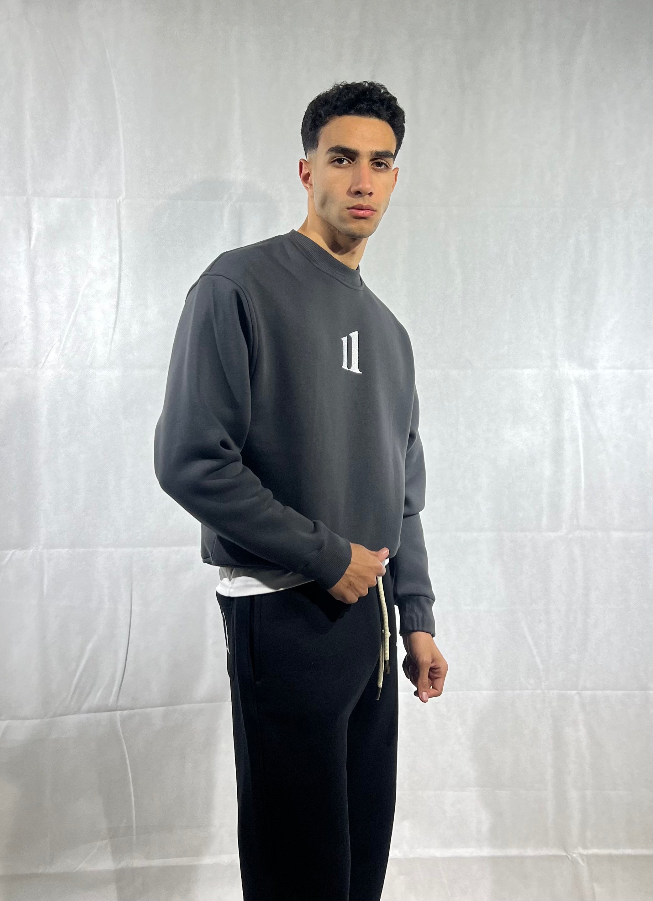 Crew neck “11” gray