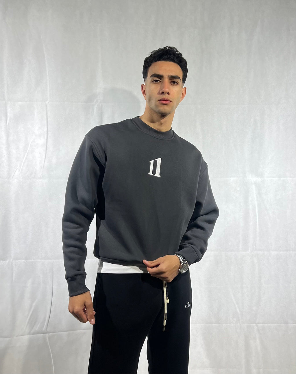 Crew neck “11” gray